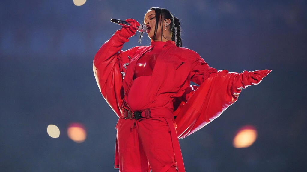The woman in red (Photo: AP Photo/Matt Slocum) ריהאנה בהופעה בסופרבול, 2023