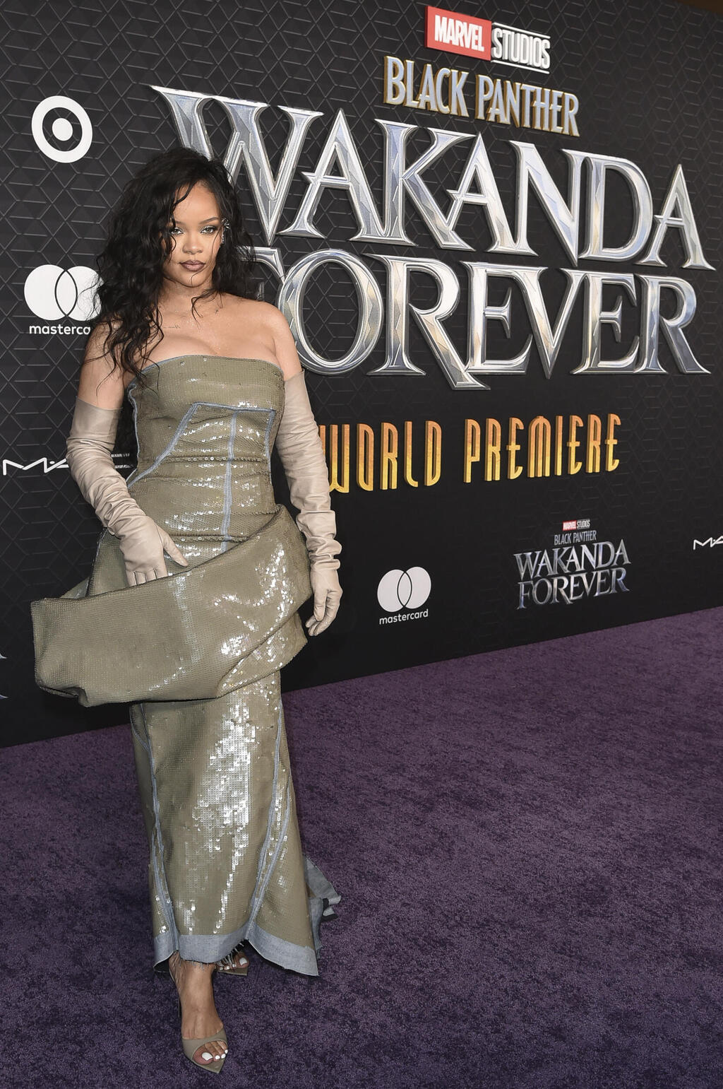 At the premiere of Wakanda Forever (Photo: Richard Shotwell/Invision/AP) ריהאנה על השטיח האדום, 2022
