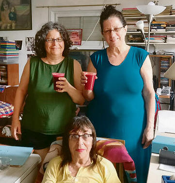 ארנינה קשתי (מימין) עם אחותה מיקי והאם רבקה ז"ל, שנעשקה ב־ 63,000 שקל (צילום: אלבום משפחתי) yk13986852