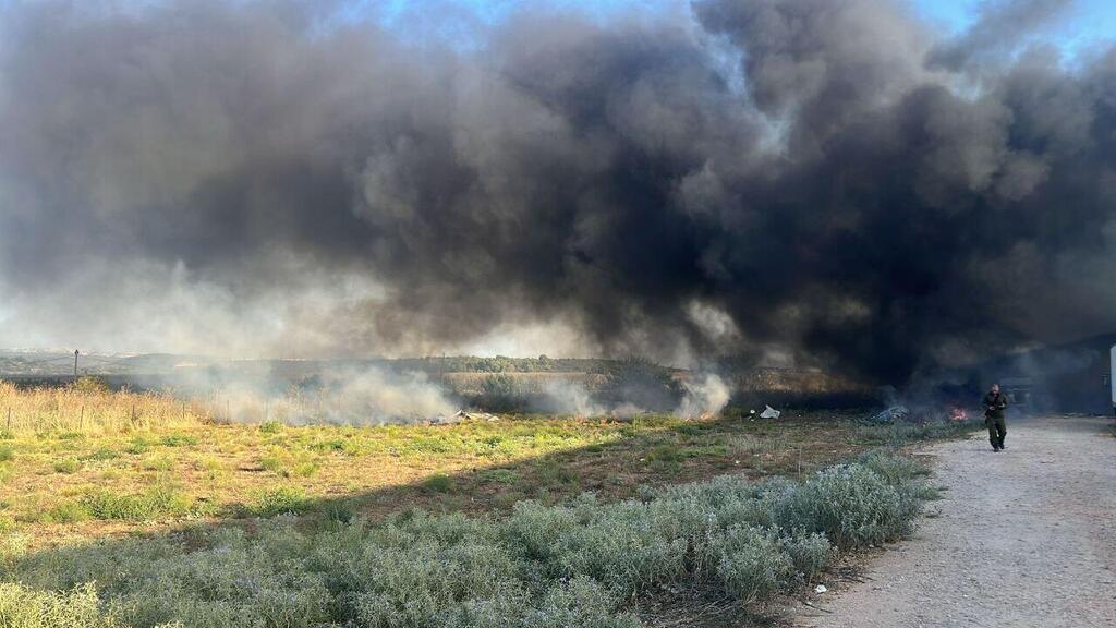 A shed in the north goes up in flames after Hezbollah rocket attack (Photo: Mate Asher) תיעוד ממחסן שעולה באש בעקבות ירי הרקטות לצפון