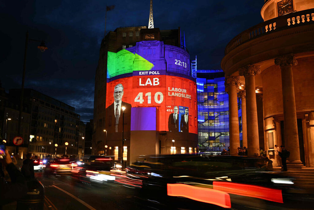 London, BBC ( AFP) תוצאות המדגם מוקרנות על בניין ה-BBC בלונדון