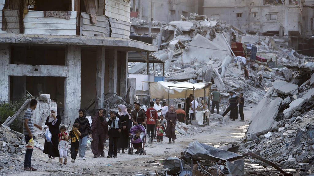עקורים פלסטינים בחאן יונס (צילום: AP Photo/Jehad Alshrafi) עקורים פלסטינים בחאן יונס