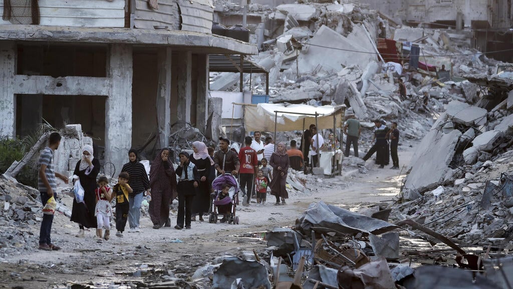 Khan Younis streets (Photo: Jehad Alshrafi / AP) עקורים פלסטינים בחאן יונס