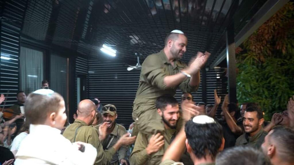 Szneiberg carrying Atlow on his shoulders (Photo: Aviv Tishler) אור שנייברג, ישראל אטלו - החתונה המאולתרת של ישראל אטלו בשטח - 14.11
