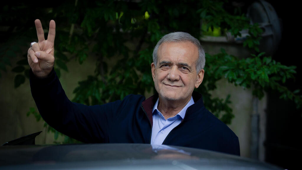 "זה הכל פרופגנדה". הנשיא החדש פזשכיאן (צילום: Hossein Sepahvand/Office of the Iranian President via Getty Images) מסעוד פזשכיאן נשיא איראן ה חדש