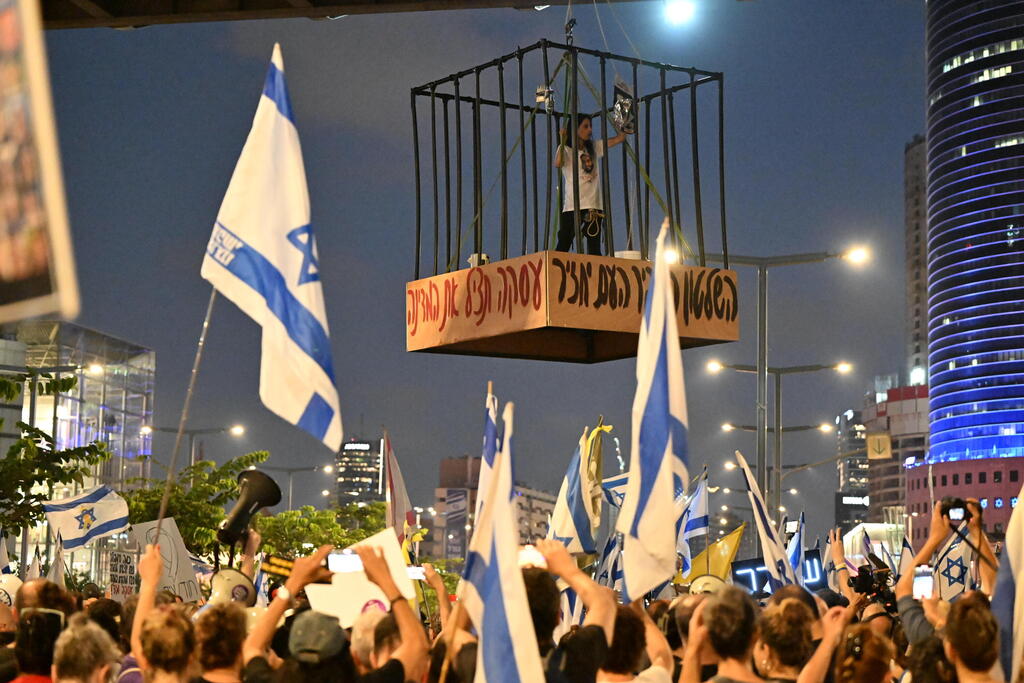 עינב צנגאוקר בהפגנה: "לא ניתן להם לטרפד" (צילום: יובל חן) עינב צנגאוקר, אמו של החטוף מתן צנגאוקר, נכנסה בכלוב שהתרומם מעל כביש בגין
