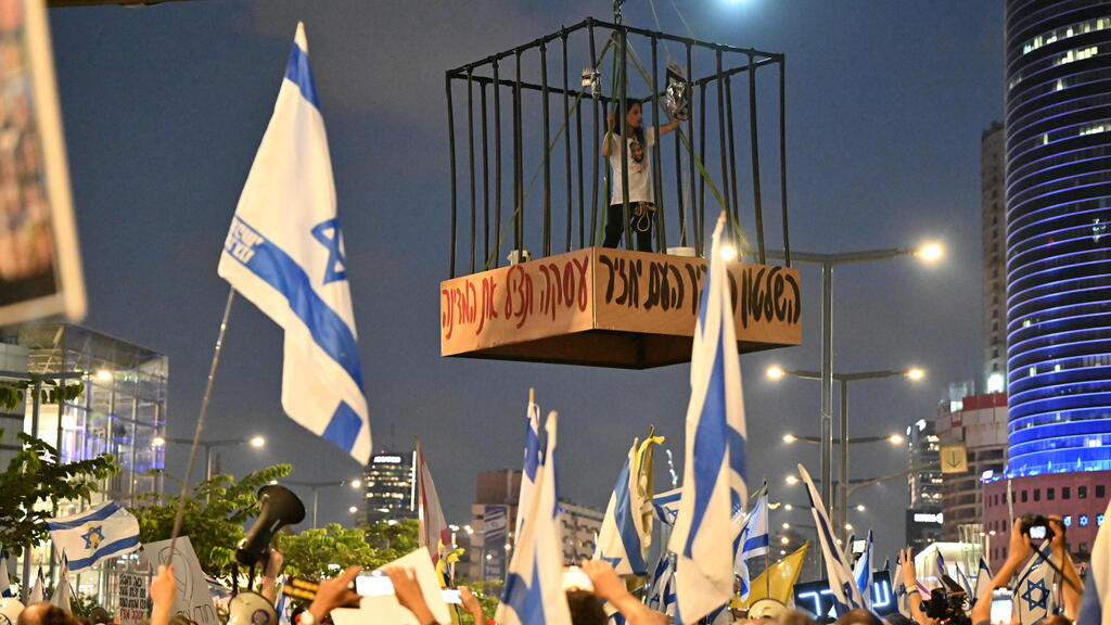 "תצאו לבקש את הילדים שלכם, את הלב שלכם". הפגנה למען שחרור החטופים (צילום: יובל חן) עינב צנגאוקר, אמו של החטוף מתן צנגאוקר, נכנסה בכלוב שהתרומם מעל כביש בגין