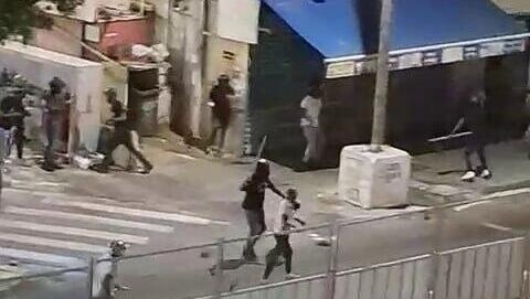 תיעוד: קטטה בין אריתראים עם אלות ודוקרנים