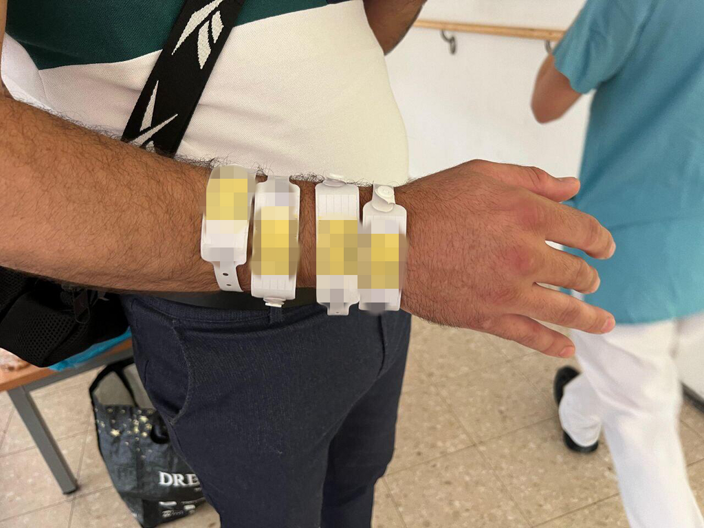 צמידי הזיהוי של התינוקות על ידו של האב (צילום: דוברות בילינסון) צמידי זיהוי לאחר לידת רביעייה של שלי חכימי בבילינסון