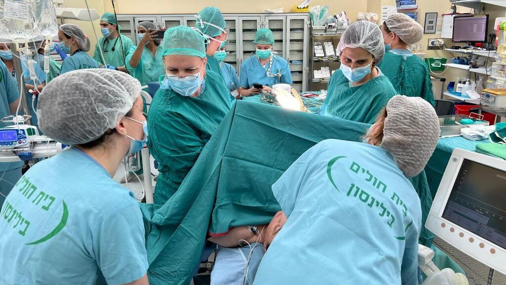 עשרות אנשי צוות ליוו את מהלך הניתוח הקיסרי (צילום: דוברות בילינסון) שלי חכימי ילדה רביעייה בבית החולים בילינסון