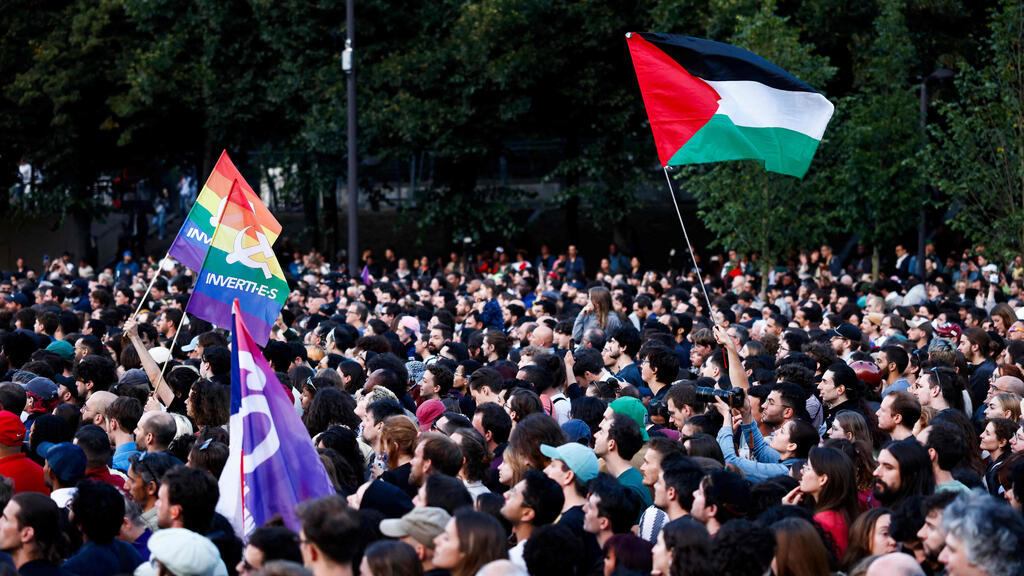 French far-left rally following election results (Photo: Sameer Al-Doumy / AFP) צרפת בחירות פרלמנט תוצאות שמאל חוגג דגל גאווה דגל פלסטין
