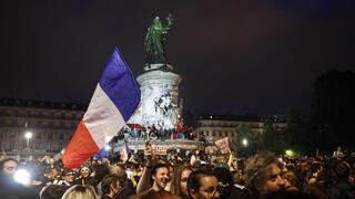 חגיגות ב פריז אחרי פרסום תוצאות ה בחירות ב צרפת