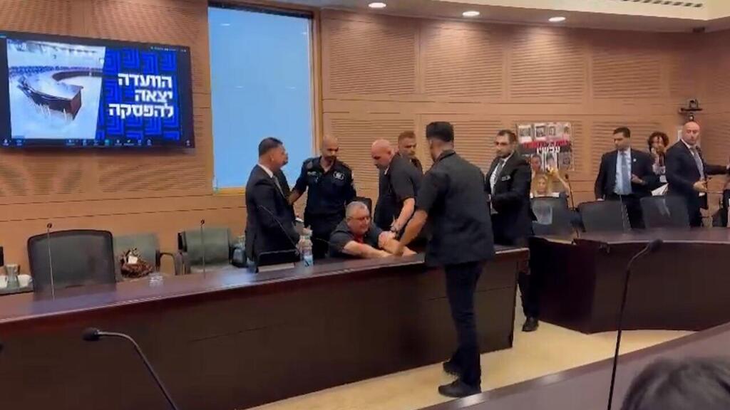 אלגט מוצא מהכוח מהדיון. "אף אחד לא יוציא אותי" (צילום: נדב אלימלך i24news) דני אלגרט שאחיו חטוף בעזה הוצא ונגרר בכוח מהדיון בוועדת חוקה