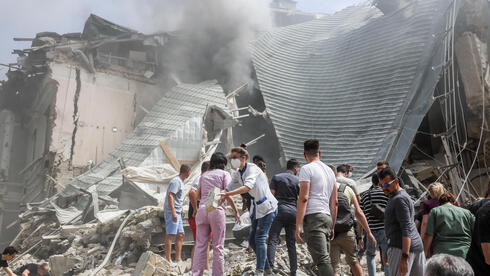 מתקפת טילים קטלנית של פוטין: 7 הרוגים בקייב, פגיעה בבית חולים לילדים