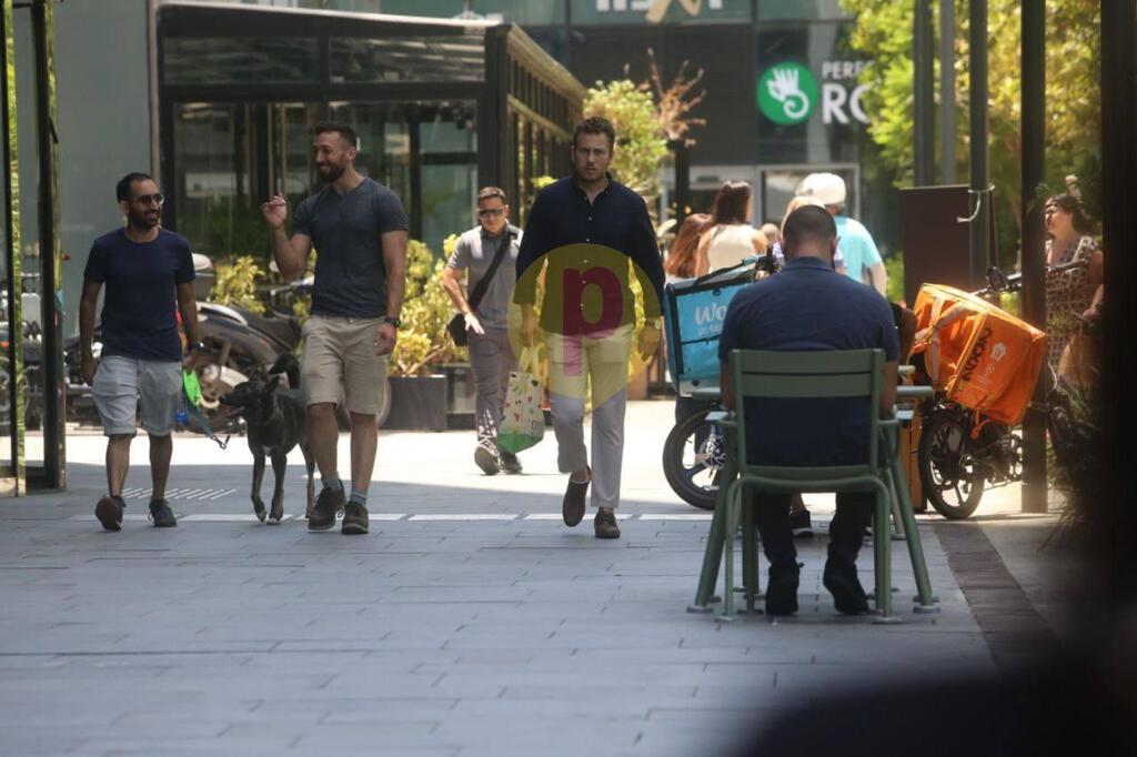 חזר מהר עם מזון בידו (צילום: מוטי לבטון) פפראצי אבנר נתניהו