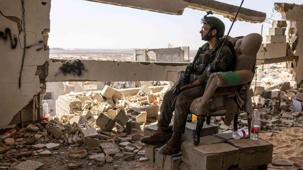 IDF soldier in bombed out building in Shijaiyah, looking toward the neighborhood of Daraj Tuffah (Photo: Tal Shahar) הצטרפנו לכוחות צה"ל בשג'אעיה