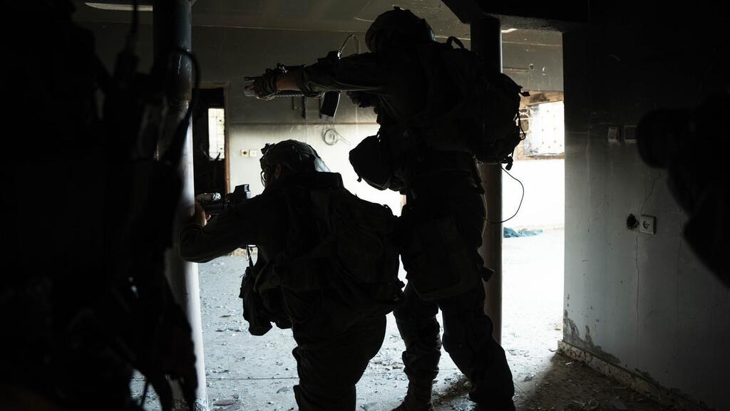 IDF soldiers operate in Shijaiya in Gaza (Photo: IDF Spokesperson's Unit) תיעוד מהשמדת המנהרות, אמצעי לחימה שנמצאו ופעילות כוחות הצנחנים בשג'אעיה