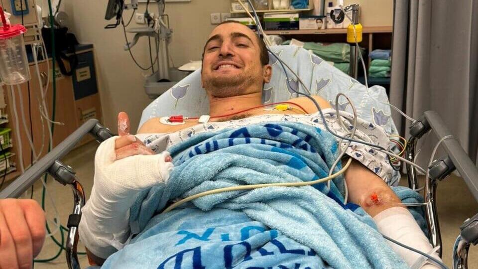 Wounded, but smiling (Photo: Sourasky Medical Center) יונתן מוסרי מפקד על פלוגה של חרדים