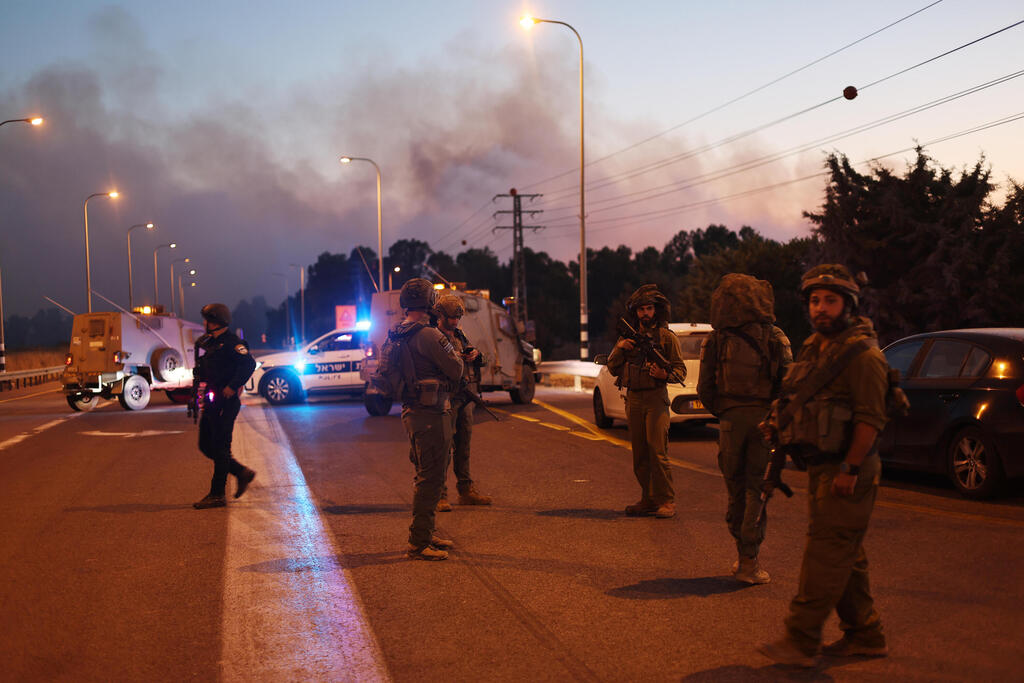 הטיפול בזירה בגולן לאחר הפגיעה, אמש (צילום: EPA/ATEF SAFADI) זירת הפגיעה בגולן