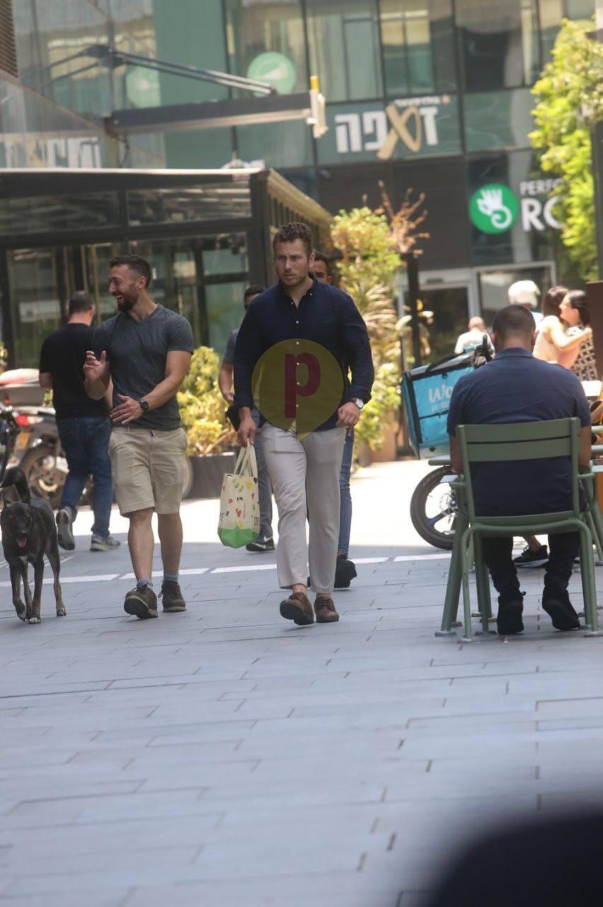 חם היום, חובה שרוול קצר (צילום: מוטי לבטון) פפראצי אבנר נתניהו