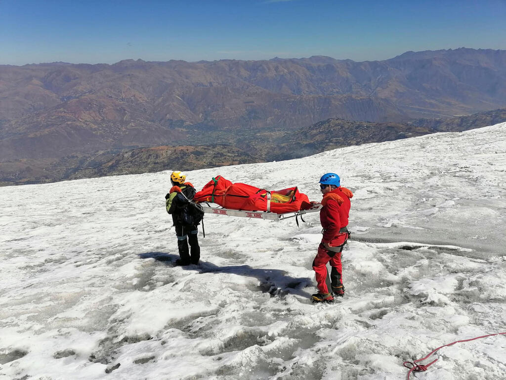 מפנים את גופתו של סטמפל (AFP PHOTO / PERUVIAN NATIONAL POLICE) קרח נמס ב הר ב פרו גופת מטפס נחשפה
