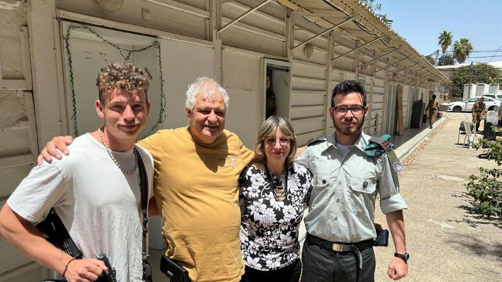 טל (משמאל) עם הוריו ואחיו (באדיבות המשפחה) רס"ל טל להט ז"ל