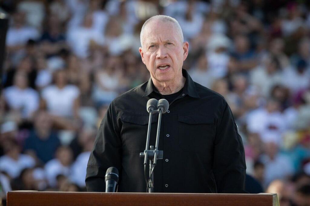 Defense Minister Yoav Gallant (Photo: Shahar Yurman) יואב גלנט שר הביטחון בטקס סיום קורס קצינים קרביים מחזור 69