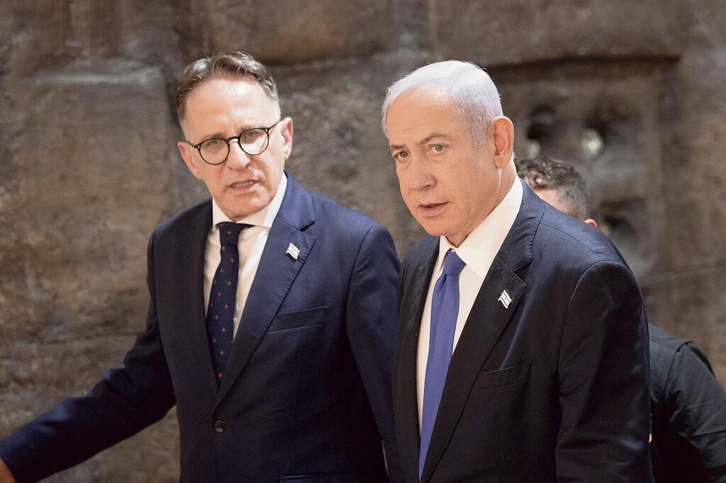 ראש הממשלה בנימין נתניהו עם ראש הסגל צחי ברוורמן (צילום: אלכס קולומויסקי) נתניהו עם ראש הסגל צחי ברוורמן, שביקש לקבל סיכומים מסווגים של ישיבות קבינט ופרוטוקולים מתקופת הממשלות הקודמות