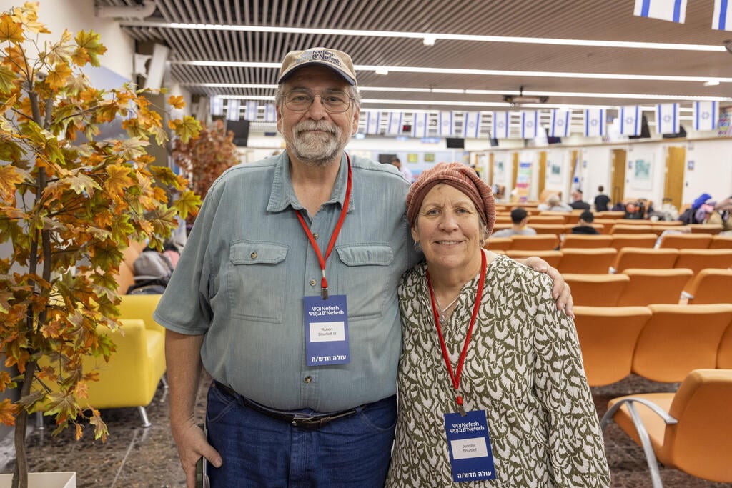 Robert and Jennifer Shurtleff (Photo: Shai Getzoff) ג'ניפר ורוברט שורטלף לאחר הנחיתה בישראל