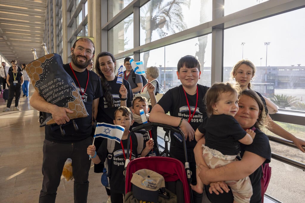 The Weber family and the Torah scroll (Photo: Shai Getzoff) משפחת וובר עם ספר התורה