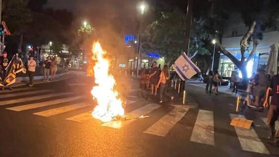 מפגינים מדליקים מדורה בכיכר דיזהגוף