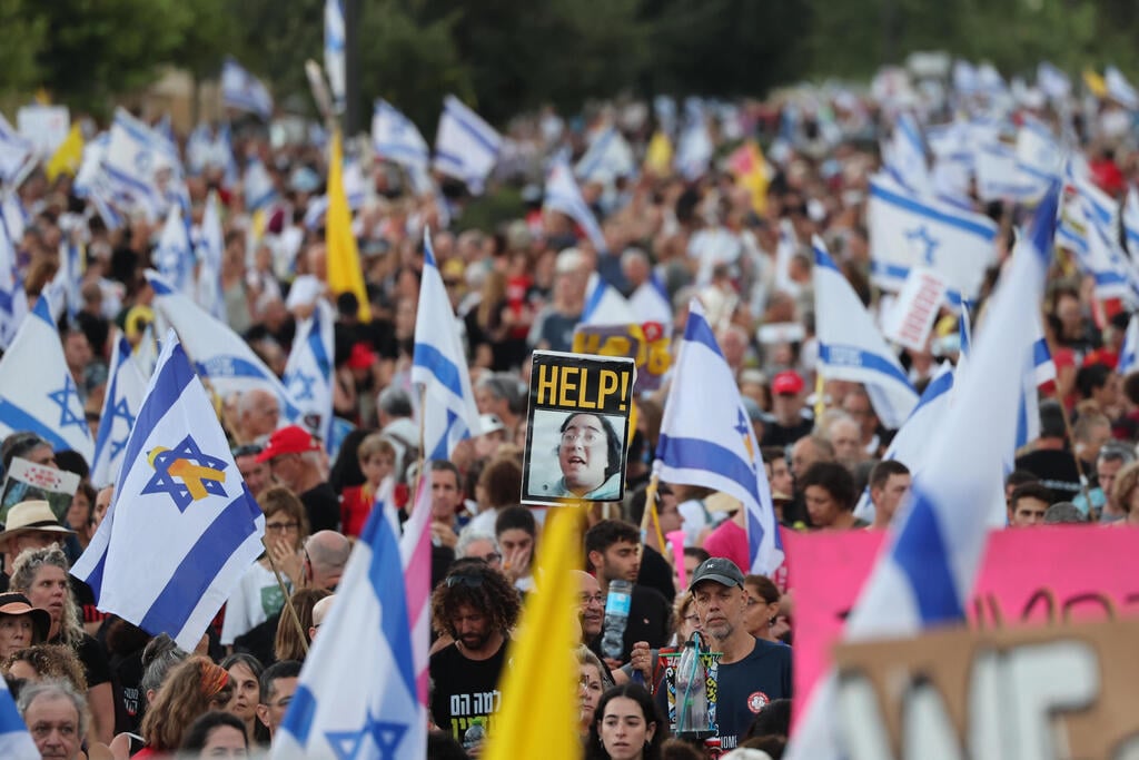 העצרת בירושלים בדרישה לשחרור החטופים. "מקווים שבטווח הארוך התקיפה תסייע" (צילום: EPA / ABIR SULTAN) עצרת להחזרת החטופים בירושלים בסיום הצעדה מקפלן