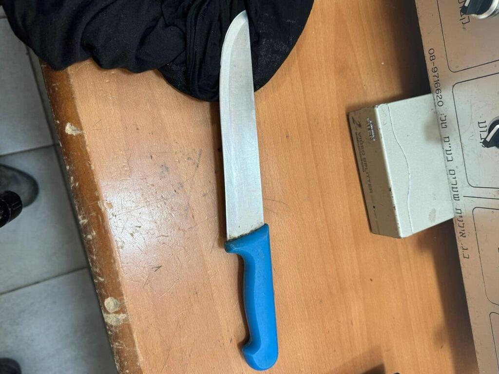הסכין שנתפסה בתיקה של החשודה (צילום: דוברות המשטרה) הסכין שנתפסה על המחבלת במערת המכפלה