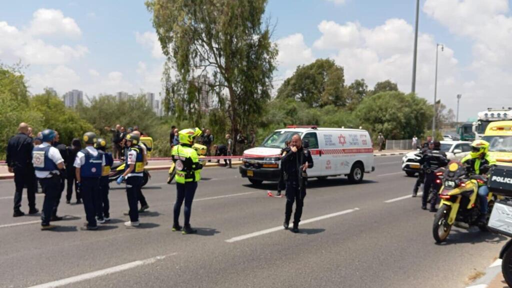 Aftermath of a suspected terror attack in central Israel (Photo: MDA) זירת הפיגוע המשולב בצומת ניר צבי