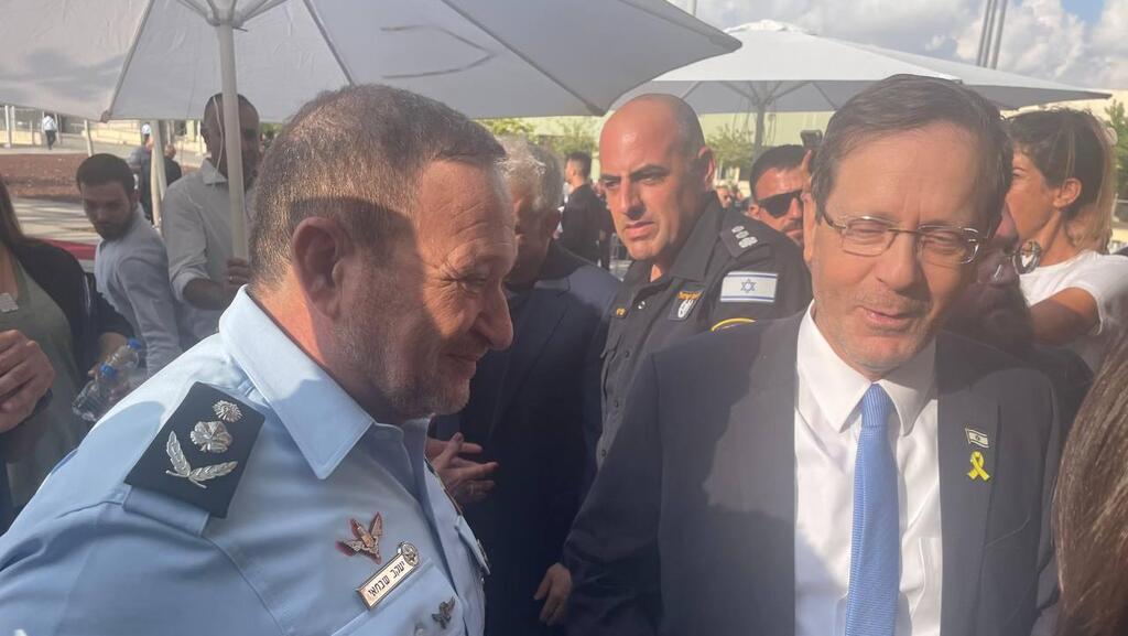 המפכ"ל שבתאי לצד הנשיא הרצוג (צילום: מאיר תורג'מן ) אירוע פרידה של משטרת ישראל מיעקב שבתאי המפכל ה-19