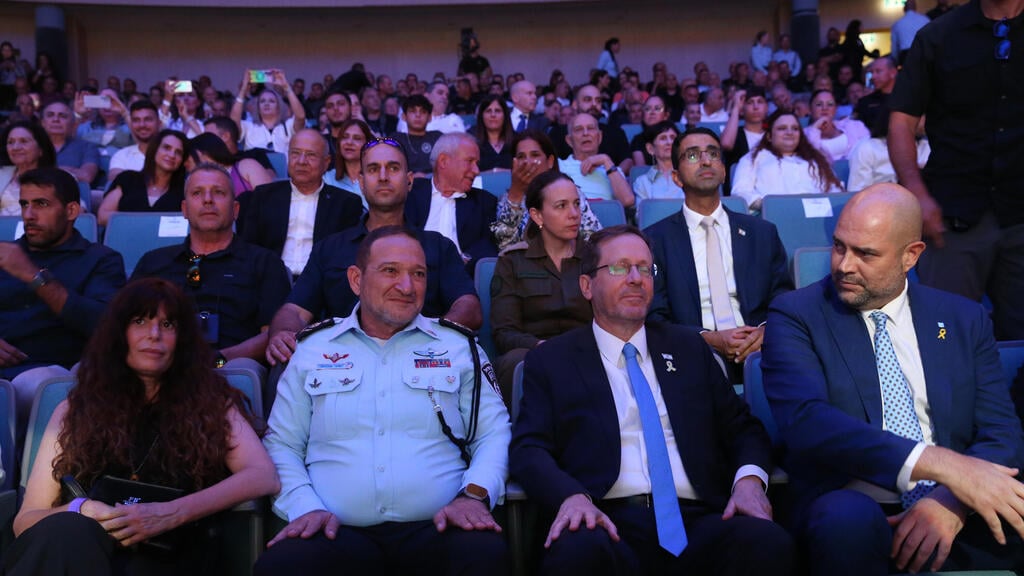 שבתאי ורעייתו לצד נשיא המדינה הרצוג ויו"ר הכנסת אוחנה (צילום: עמית שאבי) טקס פרידה ממפכ"ל המשטרה
