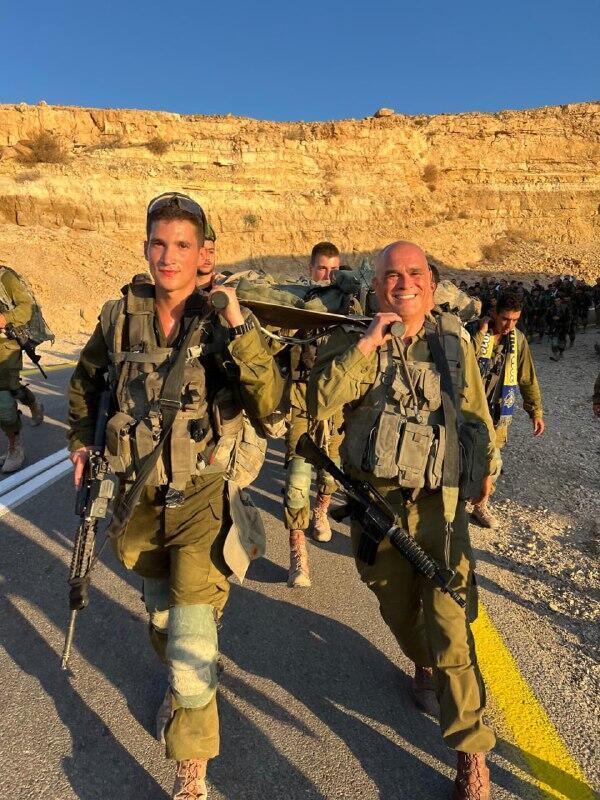 Under the same stretcher: Jonathan and his father Amir (Photo: Private album) האב סא"ל עמיר והבן יהונתן סוחבים יחד את האלונקה במסע הכומתה