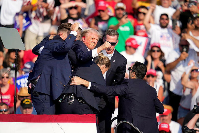 Trump surrounded by secret service (Photo: AP) טראמפ נורה בפנסילבניה