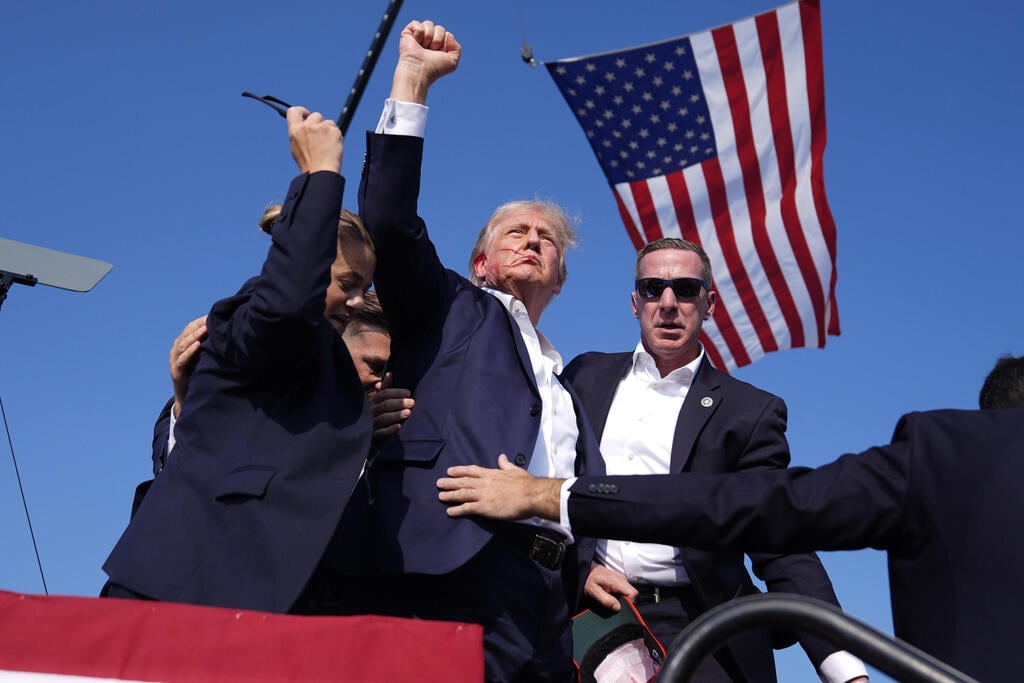 התמונה שהפכה לאייקונית (צילום: AP /Evan Vucci) תיעוד: דונלד טראמפ נורה במהלך נאומו בעצרת הבחירות בפנסילבניה