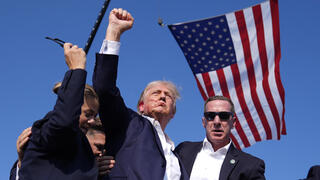 תיעוד: דונלד טראמפ נורה במהלך נאומו בעצרת הבחירות בפנסילבניה