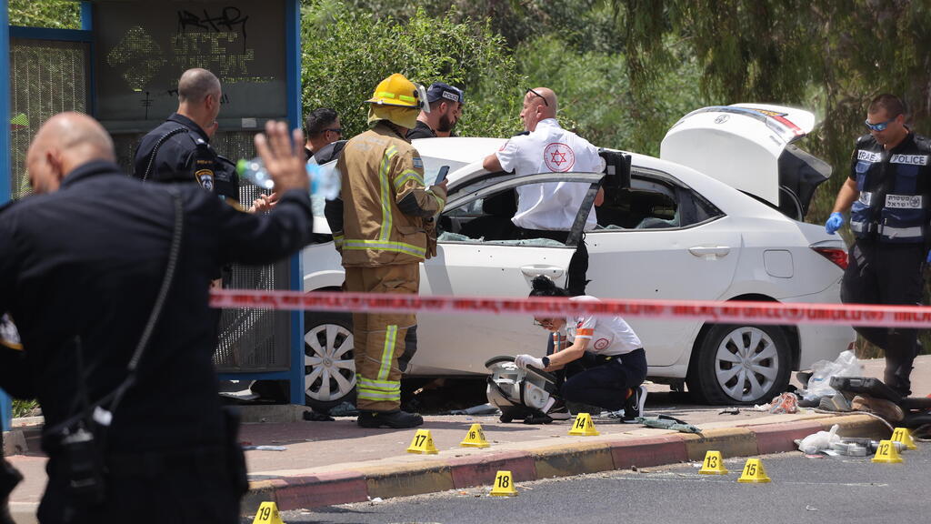 Aftermath of a terror attack near Ramla (Photo: Yariv Katz) זירת הפיגוע המשולב בצומת ניר צבי