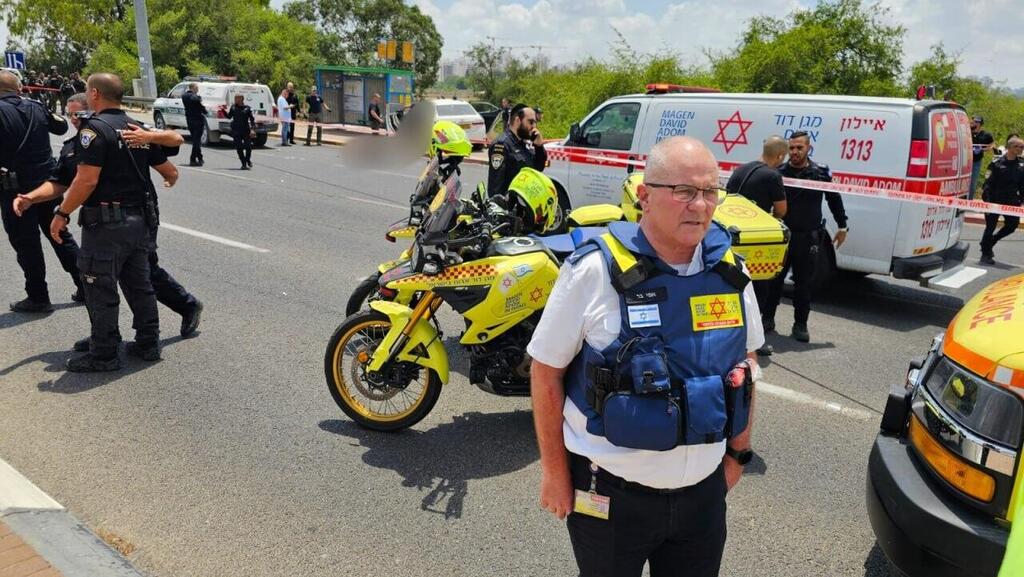 Emergency teams at the site of a suspected terror attack on Sunday (Photo: MDA) זירת הפיגוע המשולב בצומת ניר צבי