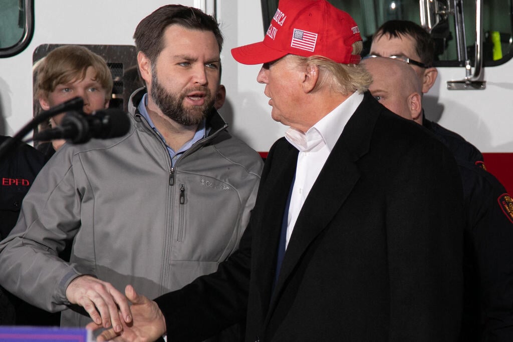 Donald Trump and J.D. Vance, before he got the vice presidential nod (צילום: Rebecca DROKE / AFP) דונלד טראמפ וג'י די ונס