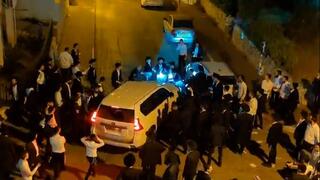 חרדים השליכו חפצים על קצינים בכירים שהגיעו לבני ברק