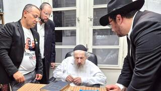 אמירת תהילים ותפילה לשלום החטופים. הרב לנדו והקרובים