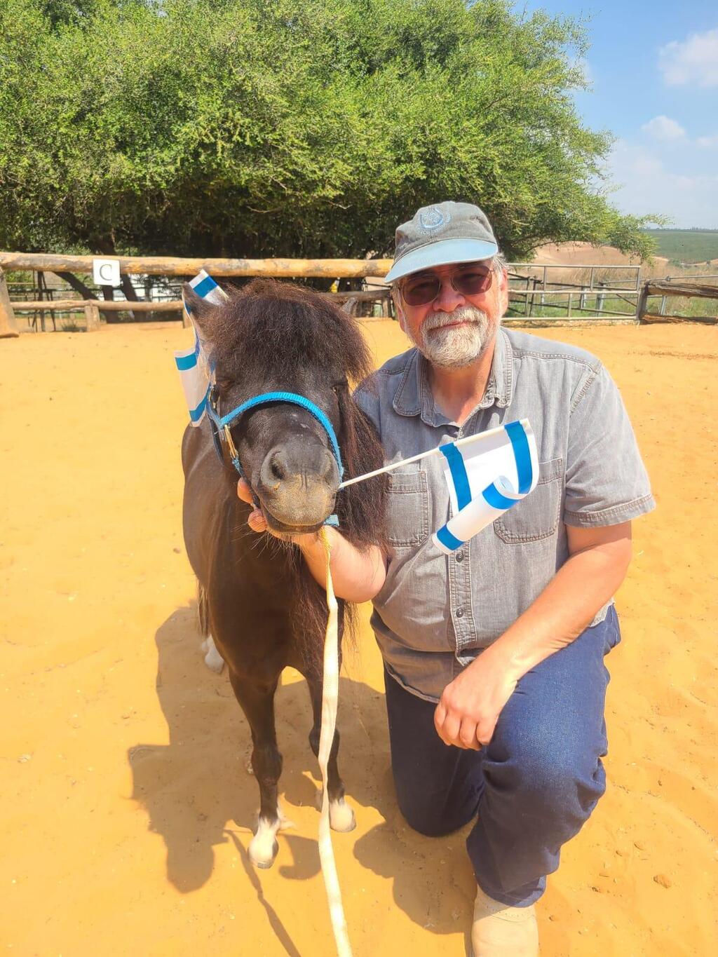 Robert with his pony (Photo: Courtesy of Robert and Jennifer Shurtleff) רוברט עם סוס הפוני