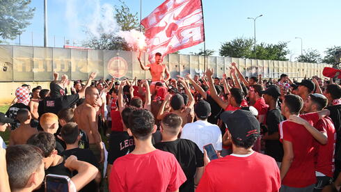 אבוקות, שירים וגעגועים לברדה: מאות באימון הפתיחה הרשמי של הפועל באר-שבע