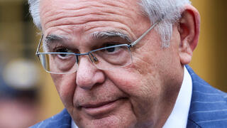 הסנאטור בוב מננדז מניו ג'רזי יוצא מבית המשפט ב ניו יורק ארה"ב שבו הורשע בשחיתות