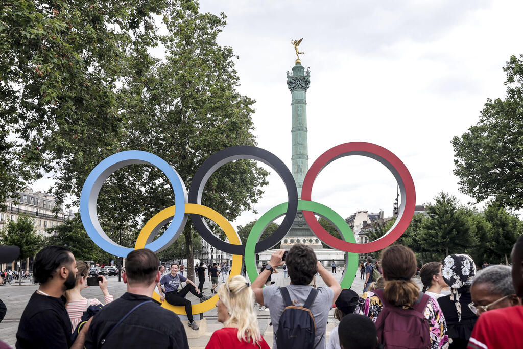 הלוגו האולימפי בכיכר הבסטיליה בפריז