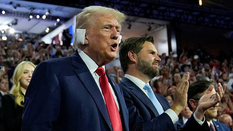 Donald Trump and J.D. Vance at the Republican Party's national convention (Photo: Evan Vucci/AP) טראמפ בהופעה ראשונה לאחר שנפגע מירי בעצרת